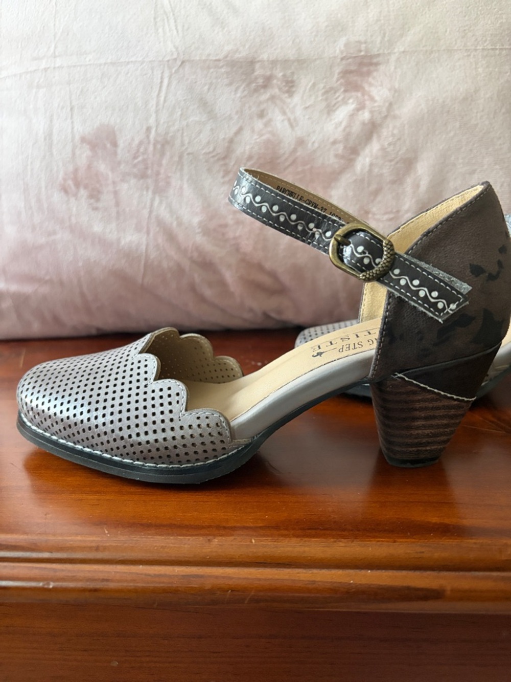 Never Worn!! Ombre Gray/Brown Scallop Toe Ankle Strap Heels - Picture 5 of 5